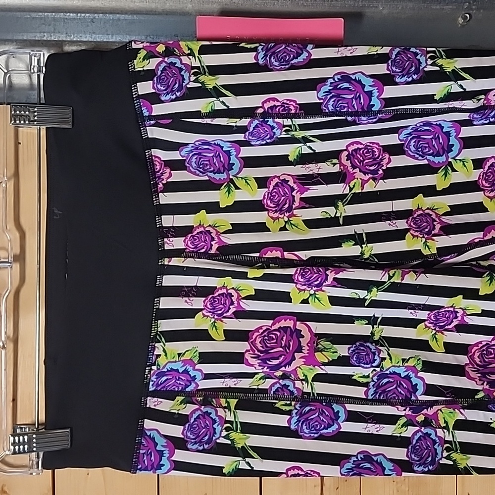 Betsey Johnson Capris NEW Size Medium - Picture 3 of 8